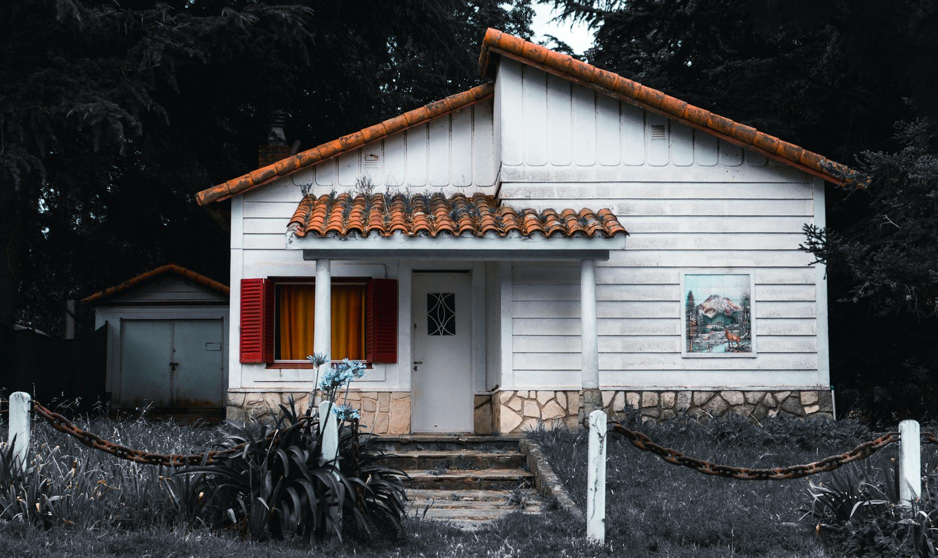 Beautiful bungalow with red shutters and garden in Sierra de la Ventana, Argentina.